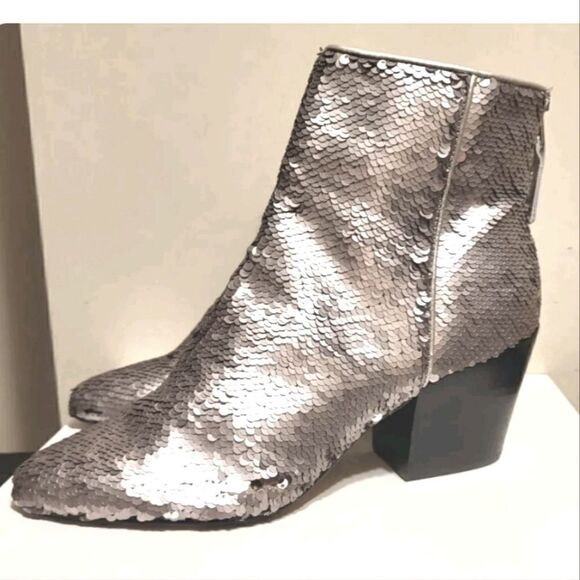 NWT Dolce Vita "Coltyn" Silver/Chrome Sequin Encrusted Ankle Boots Sz.7 Ret $150 - Picture 1 of 9